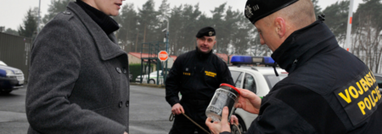 ukázky kynologů komentoval praporčík Martin Pech z Tábora - na snímku ukazuje ministryni Šlechtové, že v lahvi, kterou označil pes, je skutečně zbraň 