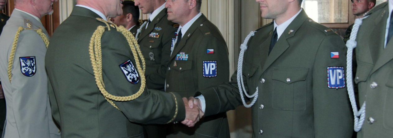 Služební průkazy novým vojenským policistům předal zástupce náčelníka Vojenské policie brigádní generál Pavel Chovančík
