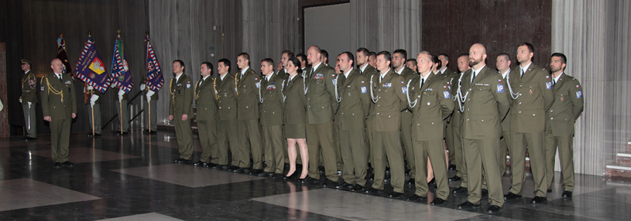 třicet sedm nových vojenských policistů při slavnostním nástupu na pražském Vítkově