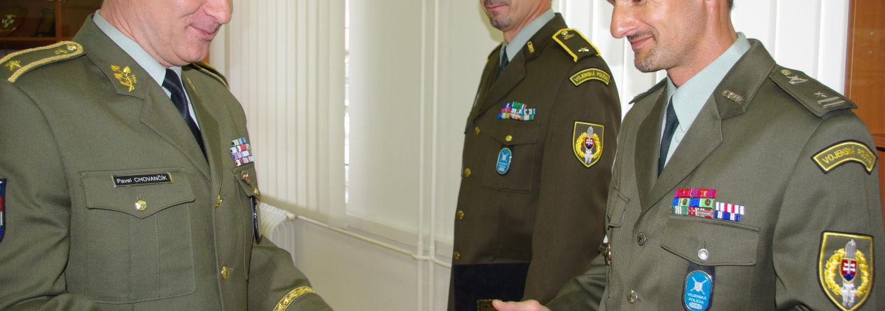 Zástupce náčelníka Vojenské policie ČR brigádní generál Pavel Chovančík ocenil dva slovenské kolegy