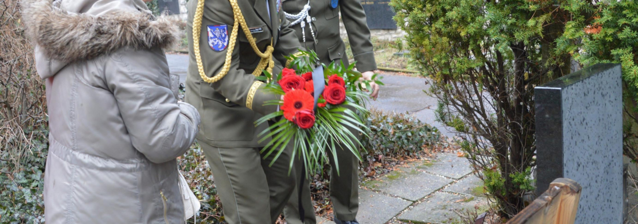Náčelník Vojenské policie pokládá smuteční květinu