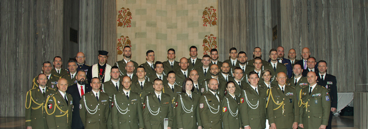 Společná fotografie úspěšných absolventů, velitelů a hostů