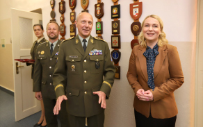 Náčelník Vojenské policie a ministryně obrany při zahájení slavnostního aktu