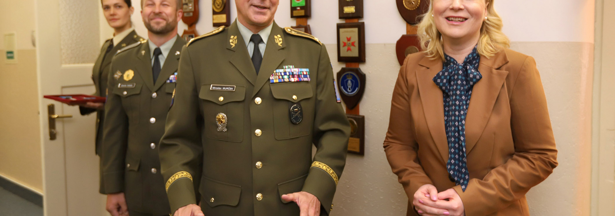 Náčelník Vojenské policie a ministryně obrany při zahájení slavnostního aktu