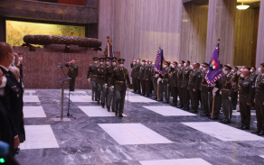 Přinesení státní vlajky a bojového praporu Hlavního velitelství Vojenské policie